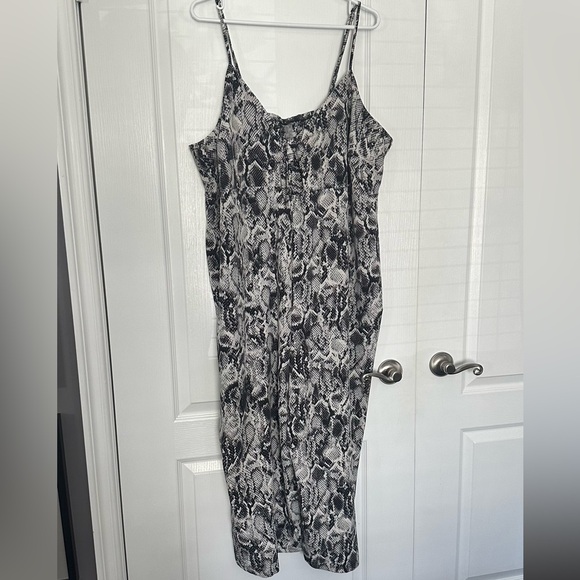 Romper - Picture 2 of 4